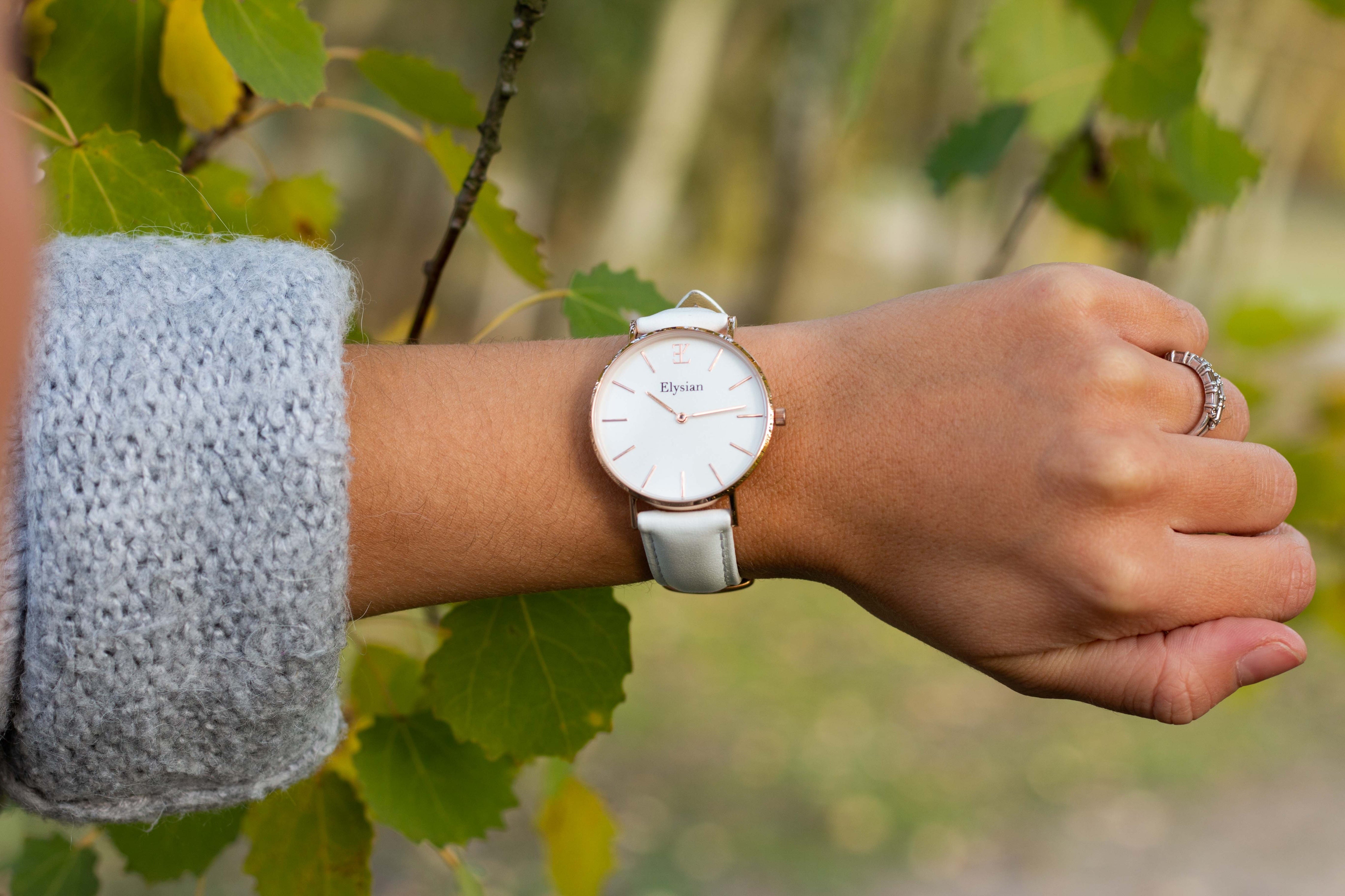 elysian-rose-gouden-dames-horloge-wit-plaat-wit-klassiek-leder-horlogeband-ELY01240-hand