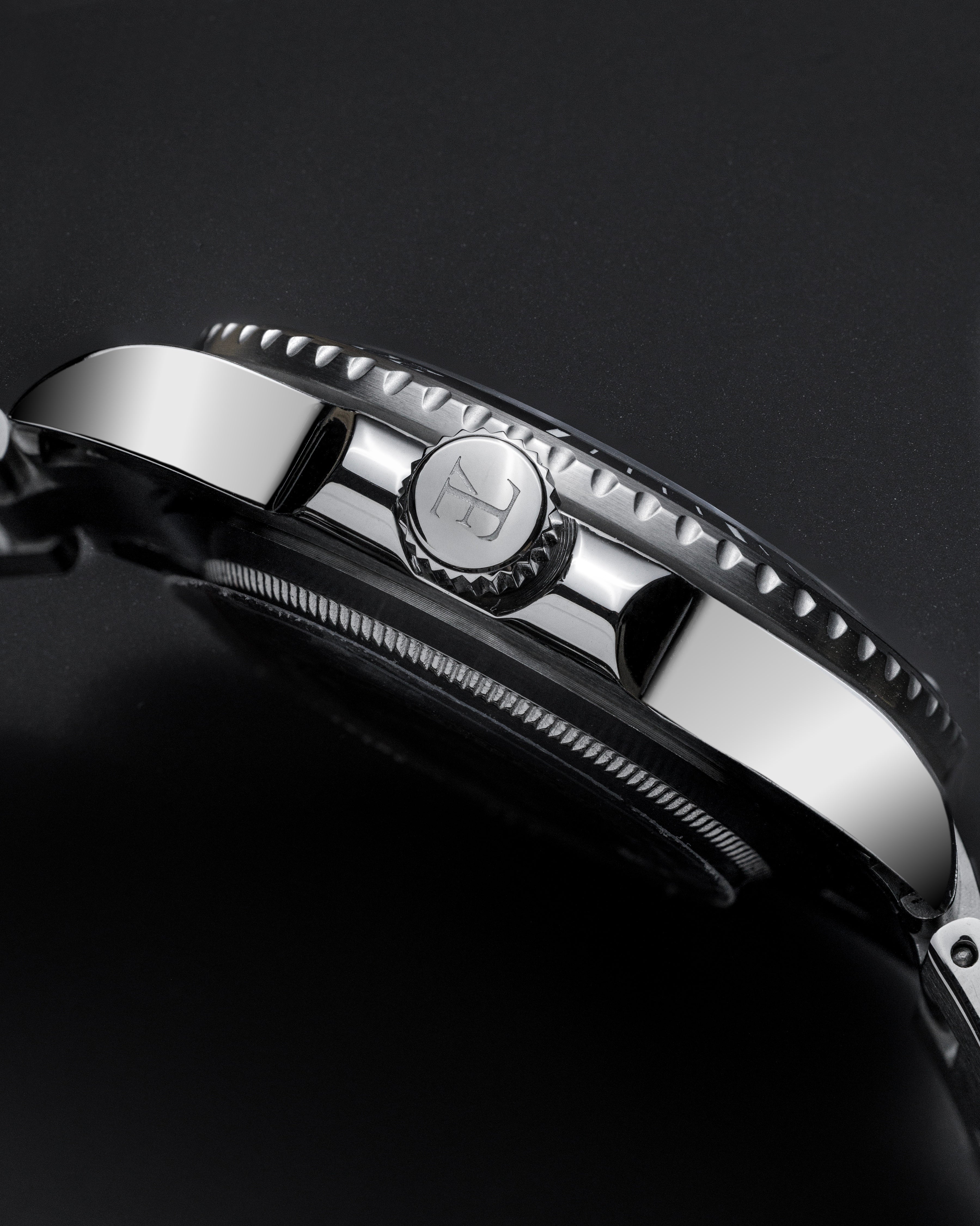 elysian-zilveren-heren-horloge-42mm-blauw-plaat-zilver-schakelband-horlogeband-ELYWM11041-crown