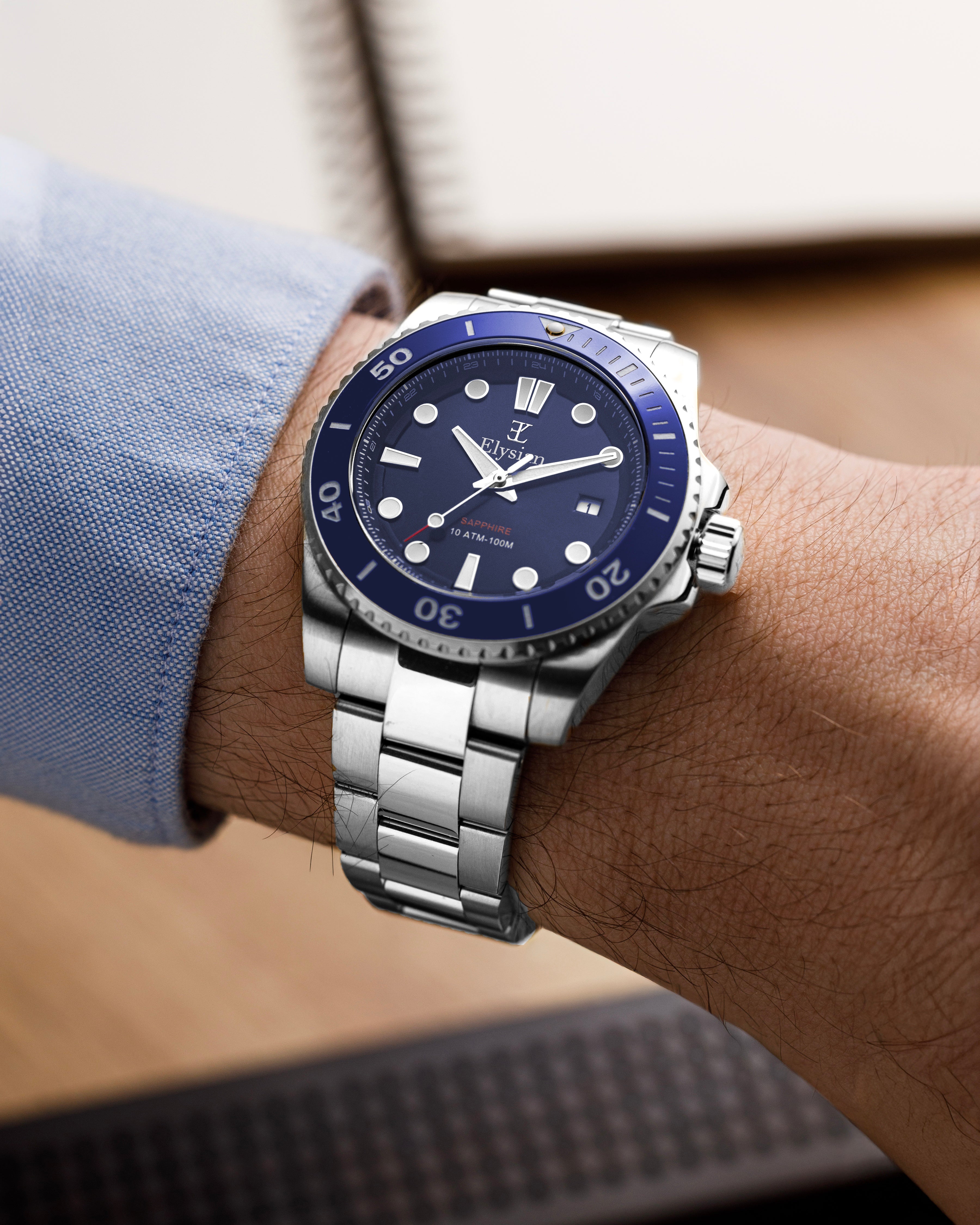 elysian-zilveren-heren-horloge-42mm-blauw-plaat-zilver-schakelband-horlogeband-ELYWM11041-wrist2