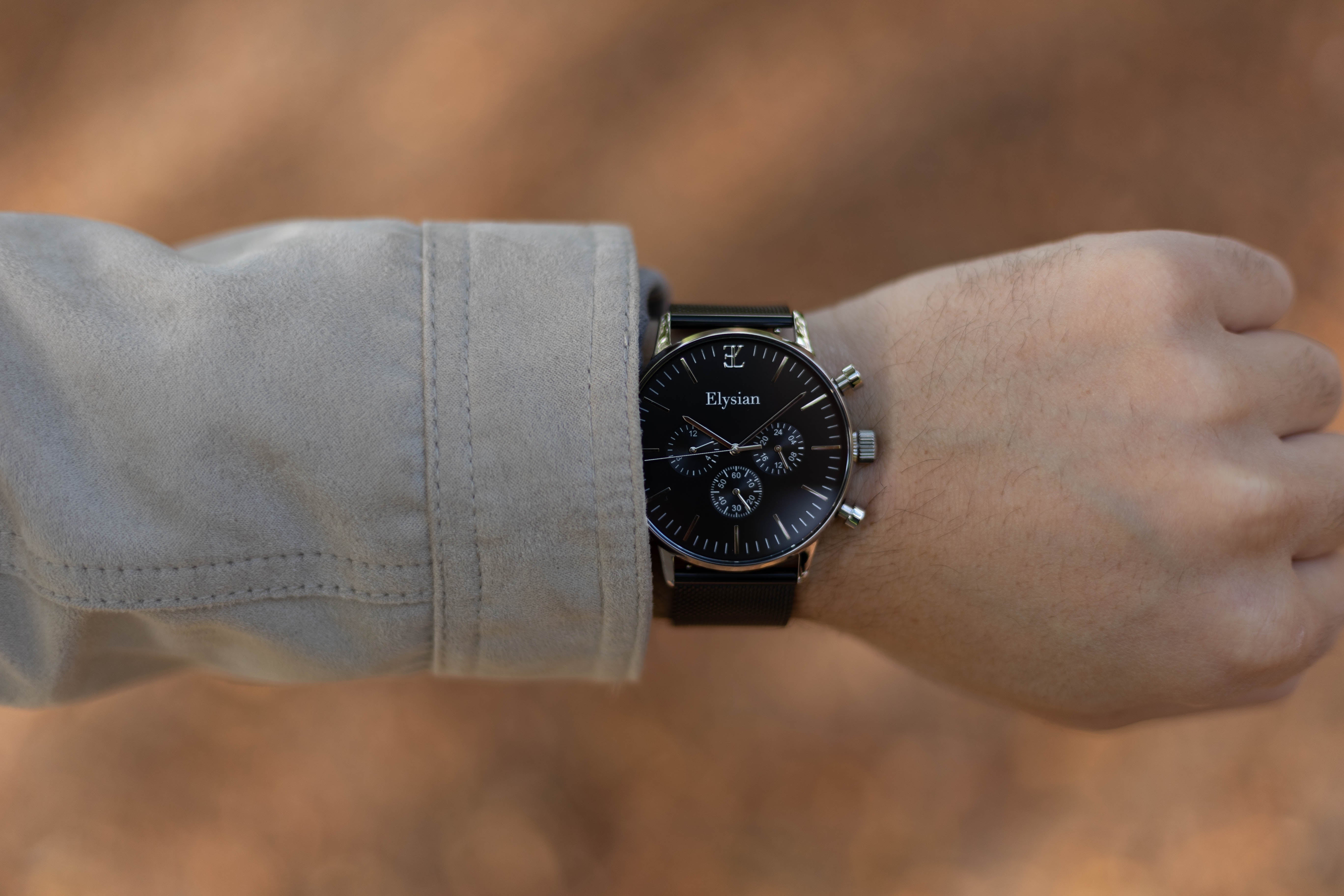 elysian-zilveren-heren-horloge-zwart-plaat-zwart-mesh-horlogeband-ELYWM01130-hand