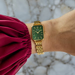 elysian-gouden-dames-horloge-groen-plaat-goud-schakelband-horlogeband-ELYWW20426-hand