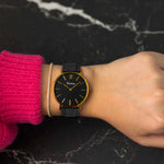 elysian-gouden-dames-horloge-zwart-plaat-zwart-croco-leder-horlogeband-ELYWW00130-hand