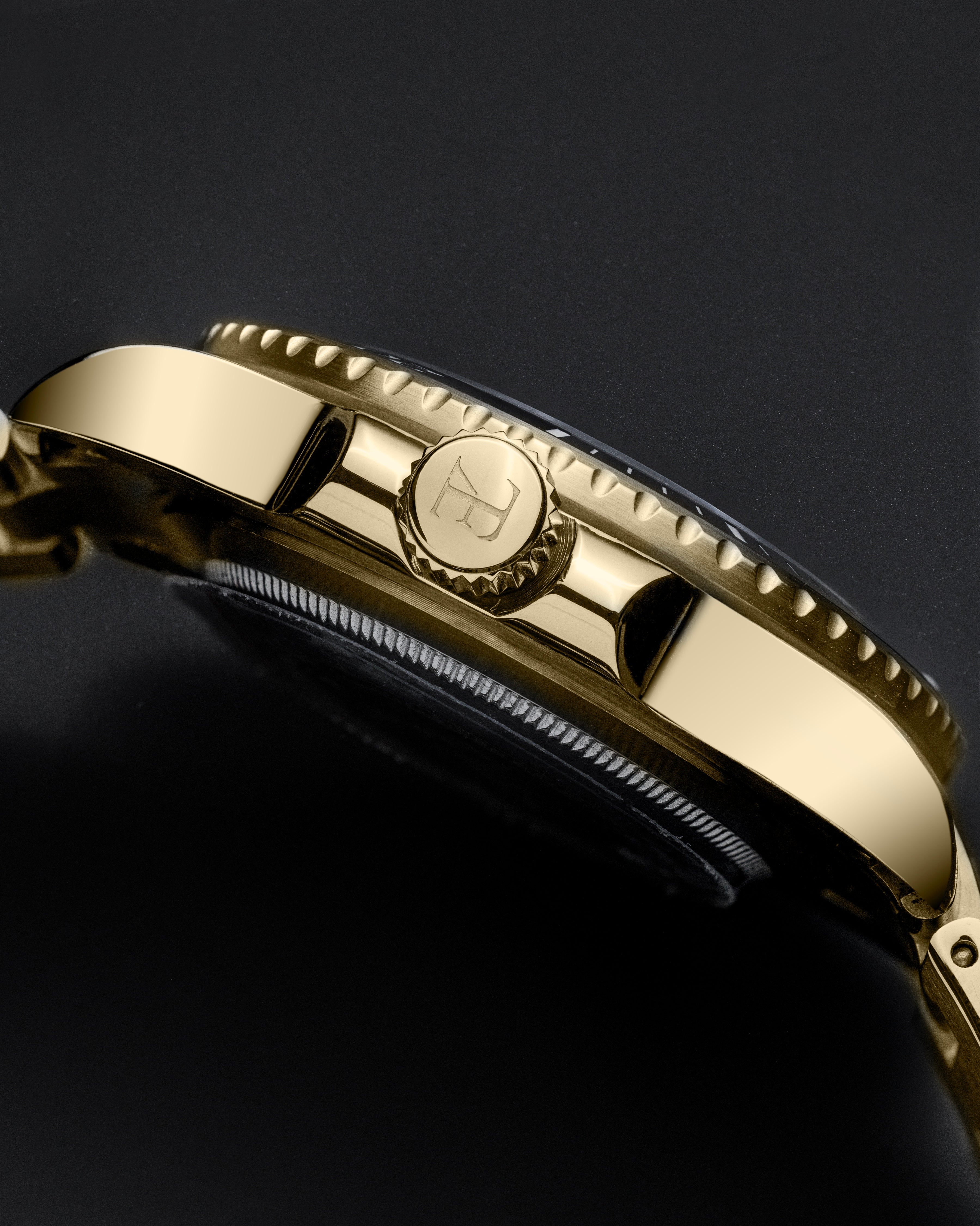 elysian-gouden-heren-horloge-42mm-zwart-plaat-goud-schakelband-horlogeband-ELYWM10142-crown