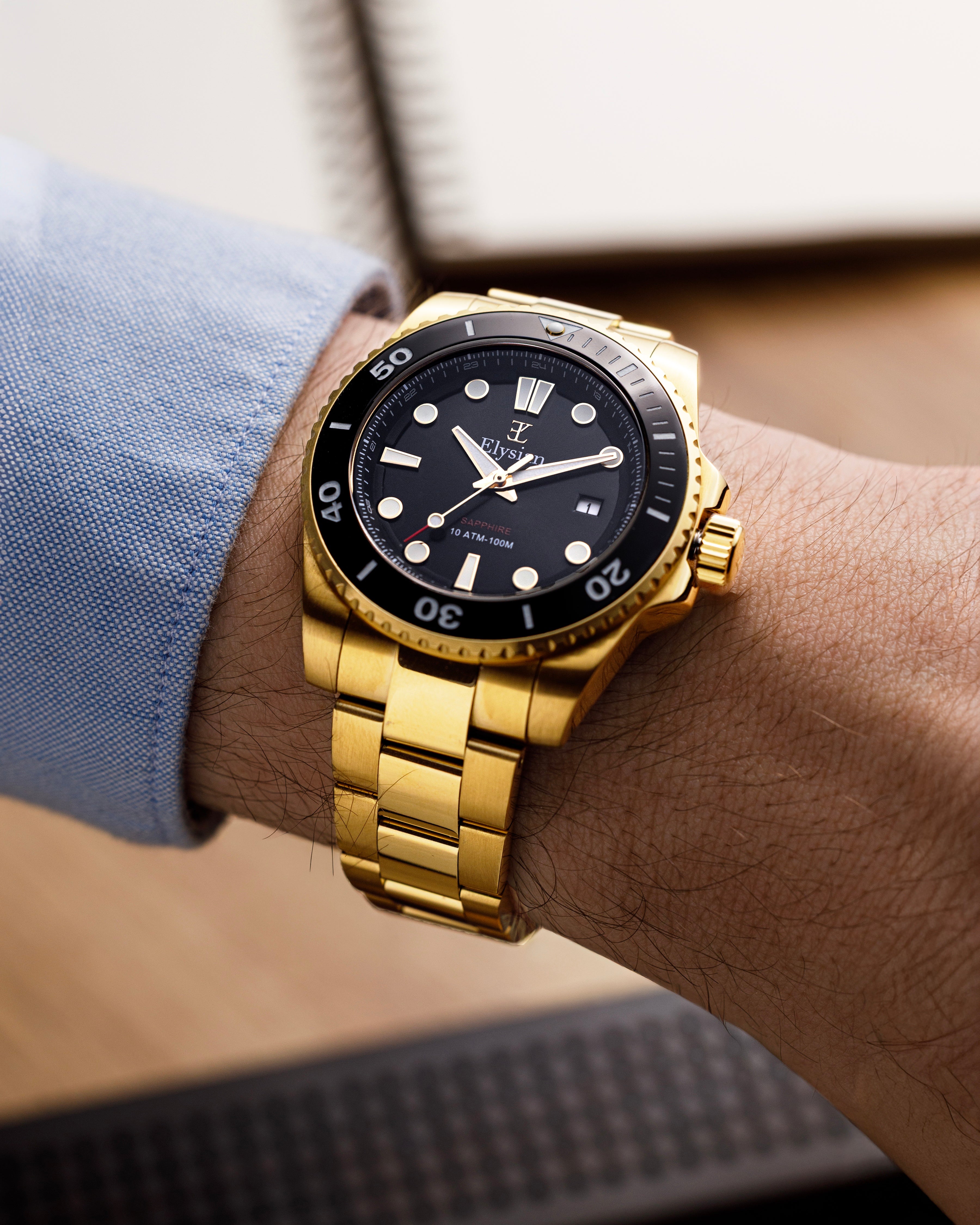 elysian-gouden-heren-horloge-42mm-zwart-plaat-goud-schakelband-horlogeband-ELYWM10142-wrist