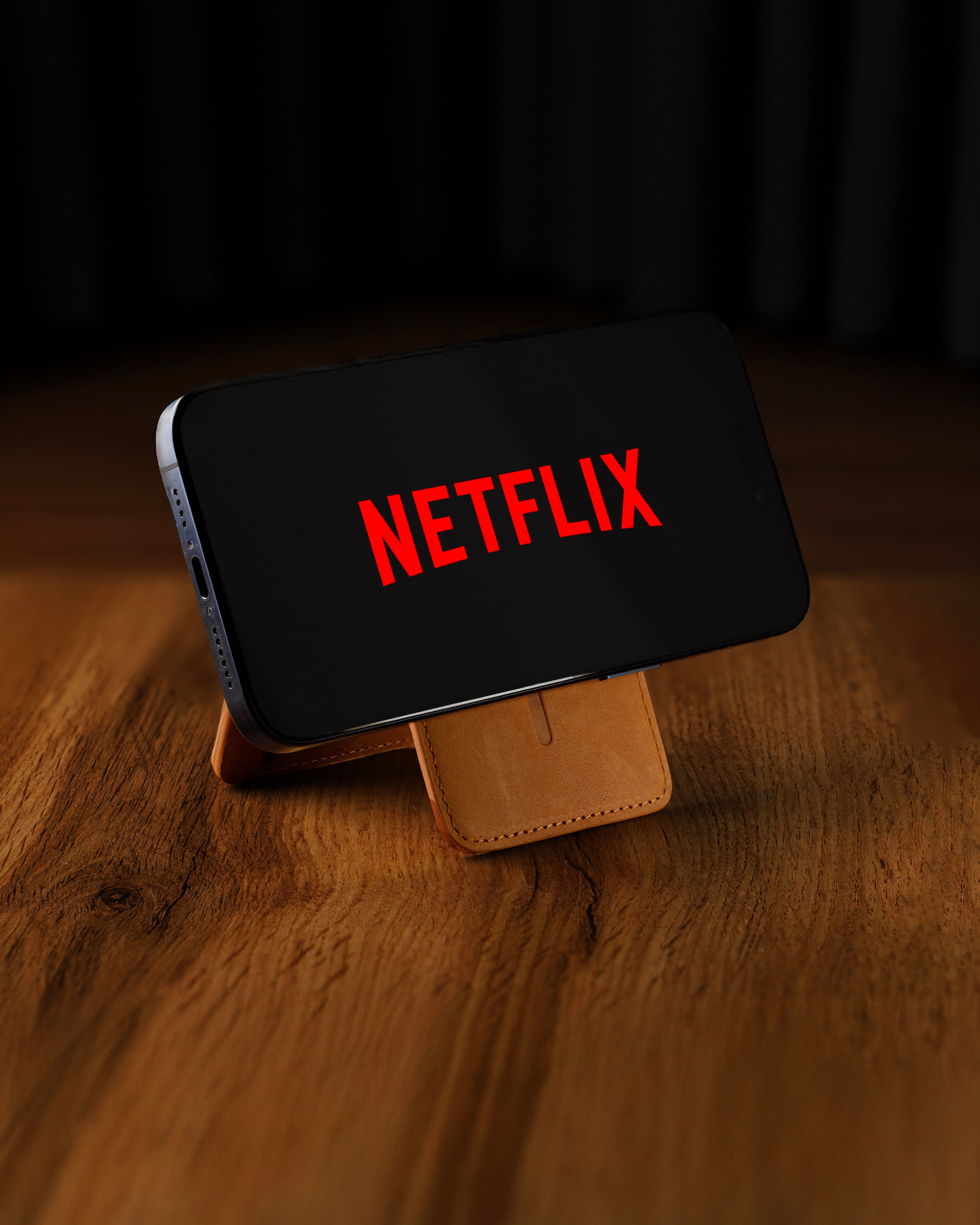 elysian-pasjeshouder-magsafe-bruin-ELYWAM000-detail_phone_hold_landscape