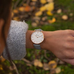 elysian-rose-gouden-dames-horloge-wit-plaat-grijs-klassiek-leder-horlogeband-ELY01210-hand