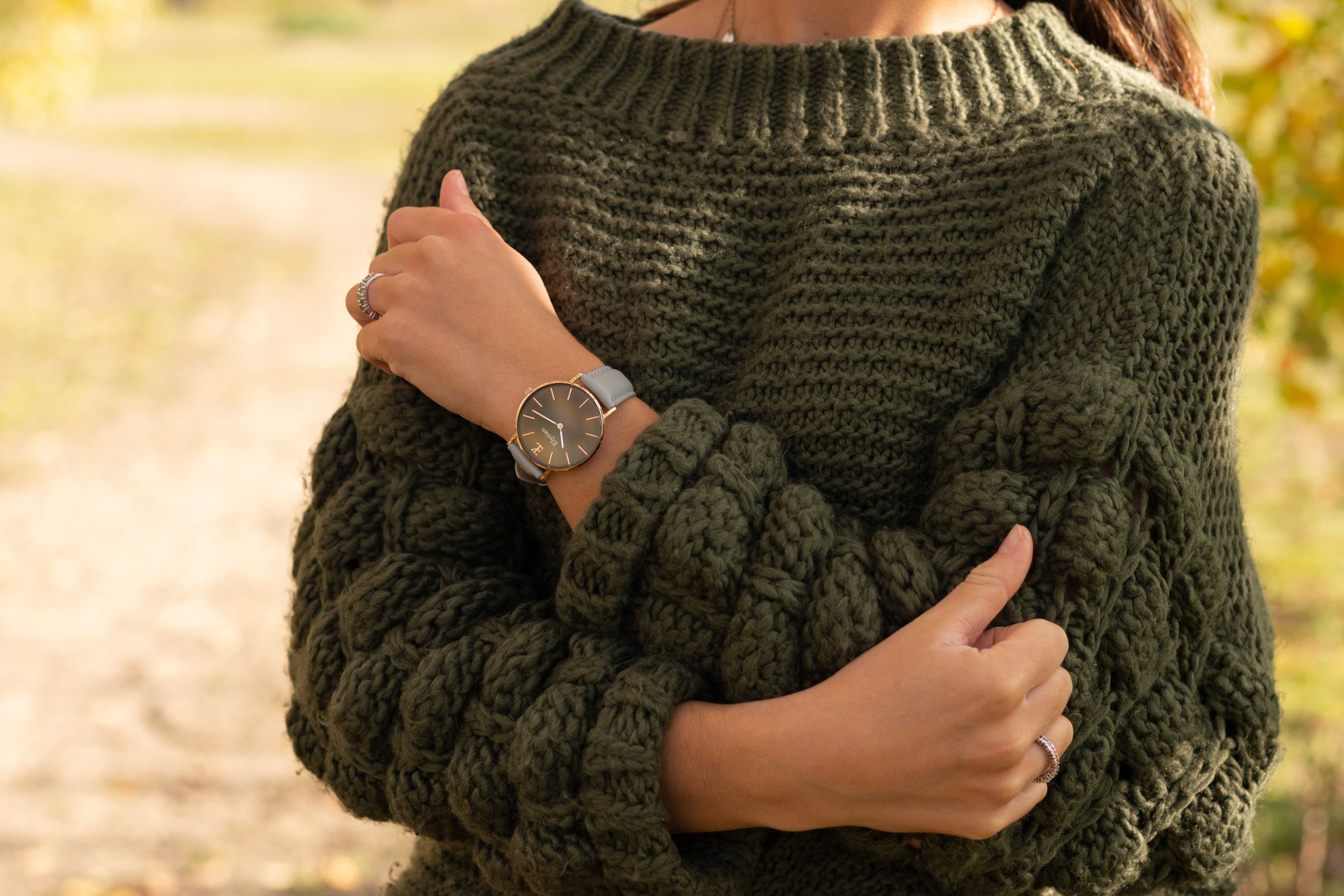 elysian-rose-gouden-dames-horloge-zwart-plaat-grijs-klassiek-leder-horlogeband-ELY01120-second