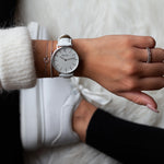 elysian-zilveren-dames-horloge-wit-plaat-wit-klassiek-leder-horlogeband-ELY02230-hand