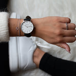 elysian-zilveren-dames-horloge-wit-plaat-zwart-klassiek-leder-horlogeband-ELY02200-hand