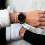 elysian-zilveren-dames-horloge-zwart-plaat-zilver-mesh-horlogeband-ELY02130-hand