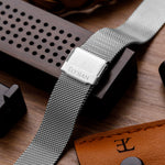 elysian-zilveren-dames-horloge-zwart-plaat-zilver-mesh-horlogeband-ELY02130-scene