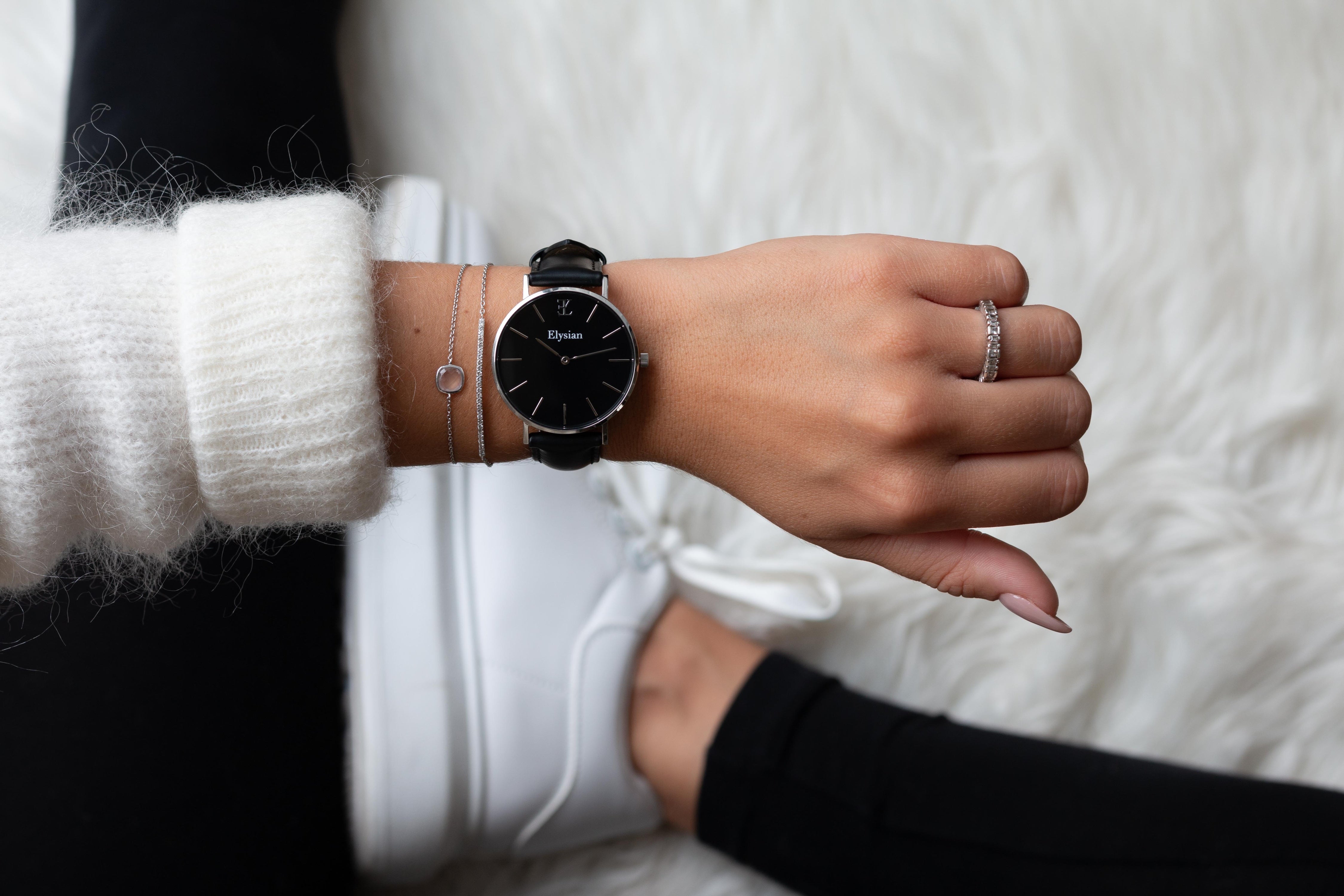elysian-zilveren-dames-horloge-zwart-plaat-zwart-klassiek-leder-horlogeband-ELY02100-hand