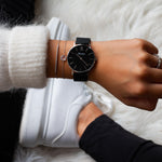 elysian-zilveren-dames-horloge-zwart-plaat-zwart-mesh-horlogeband-ELY02110-hand