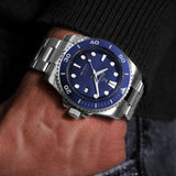 elysian-zilveren-heren-horloge-42mm-blauw-plaat-zilver-schakelband-horlogeband-ELYWM11041-wrist3