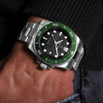 elysian-zilveren-heren-horloge-42mm-zwart-plaat-zilver-schakelband-horlogeband-ELYWM11141-wrist3