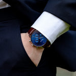 elysian-zilveren-heren-horloge-blauw-plaat-bruin-croco-horlogeband-hand
