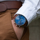 elysian-zilveren-heren-horloge-blauw-plaat-bruin-vintage-leder-horlogeband-ELYWM01023-hand