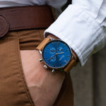 elysian-zilveren-heren-horloge-blauw-plaat-camel-vintage-leder-horlogeband-ELYWM01025-hand