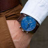 elysian-zilveren-heren-horloge-blauw-plaat-donkerbruin-vintage-leder-horlogeband-ELYWM01024-hand