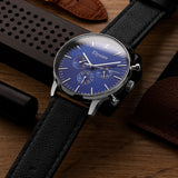 elysian-zilveren-heren-horloge-blauw-plaat-zwart-vintage-leder-horlogeband-ELYWM01020-detail