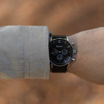 elysian-zilveren-heren-horloge-zwart-plaat-zwart-mesh-horlogeband-ELYWM01130-hand