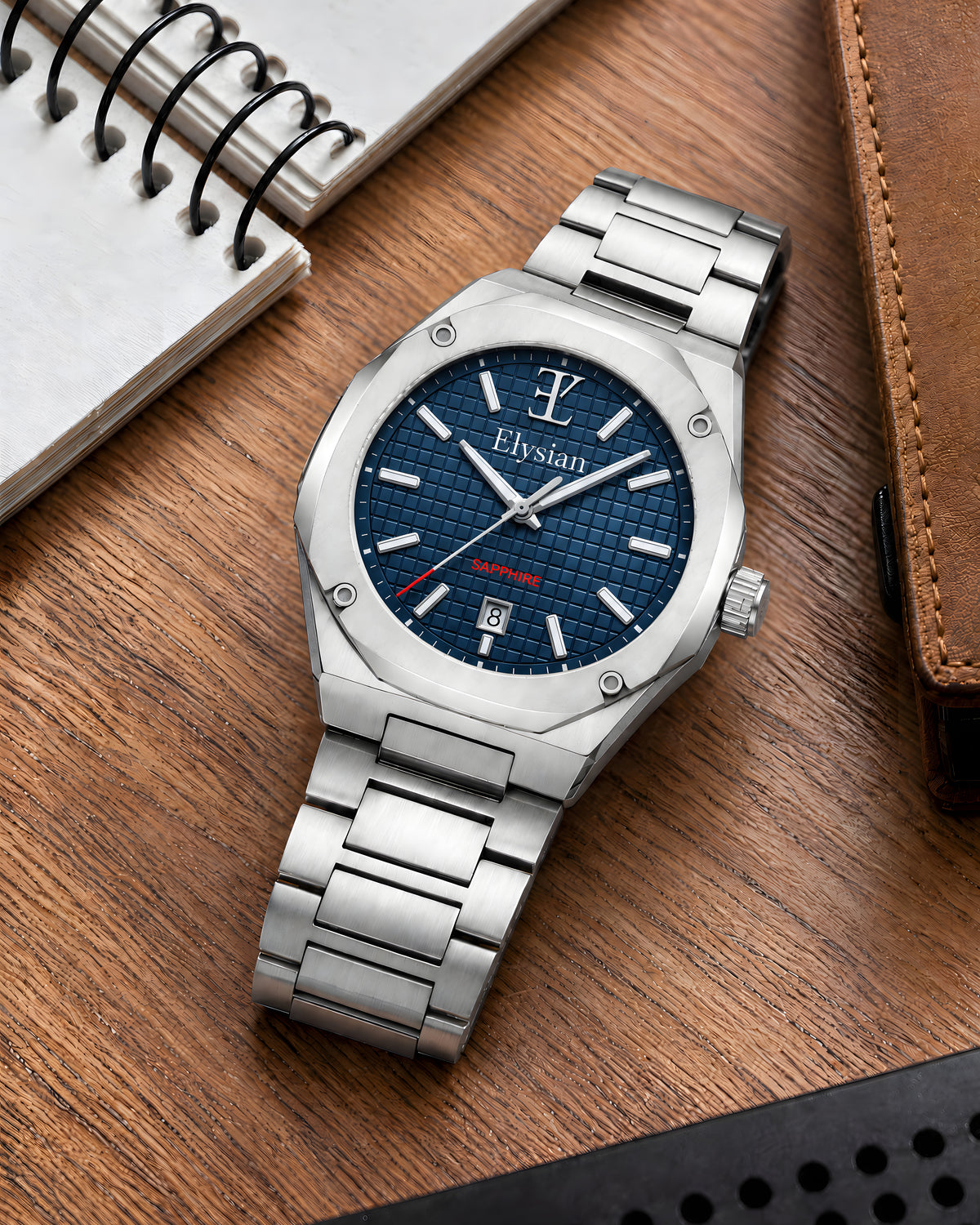 Elysian Octa herenhorloge met schakelband op een houten bureau