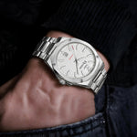 Elysian Octa White - Silver Link, om de pols, hand in jeanszak