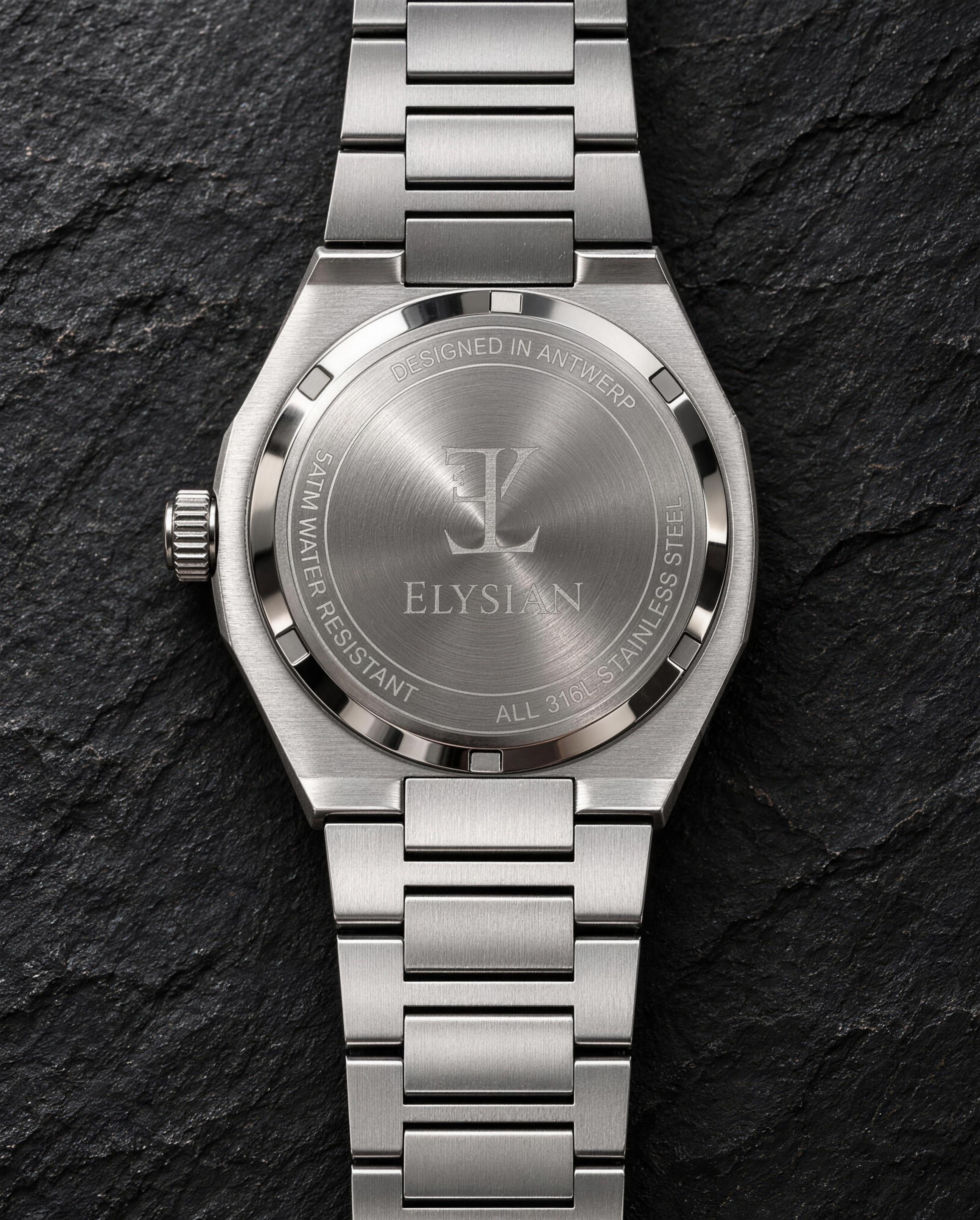 Elysian Octa Blue - Silver Link, achterkant met gravering Designed in Antwerp