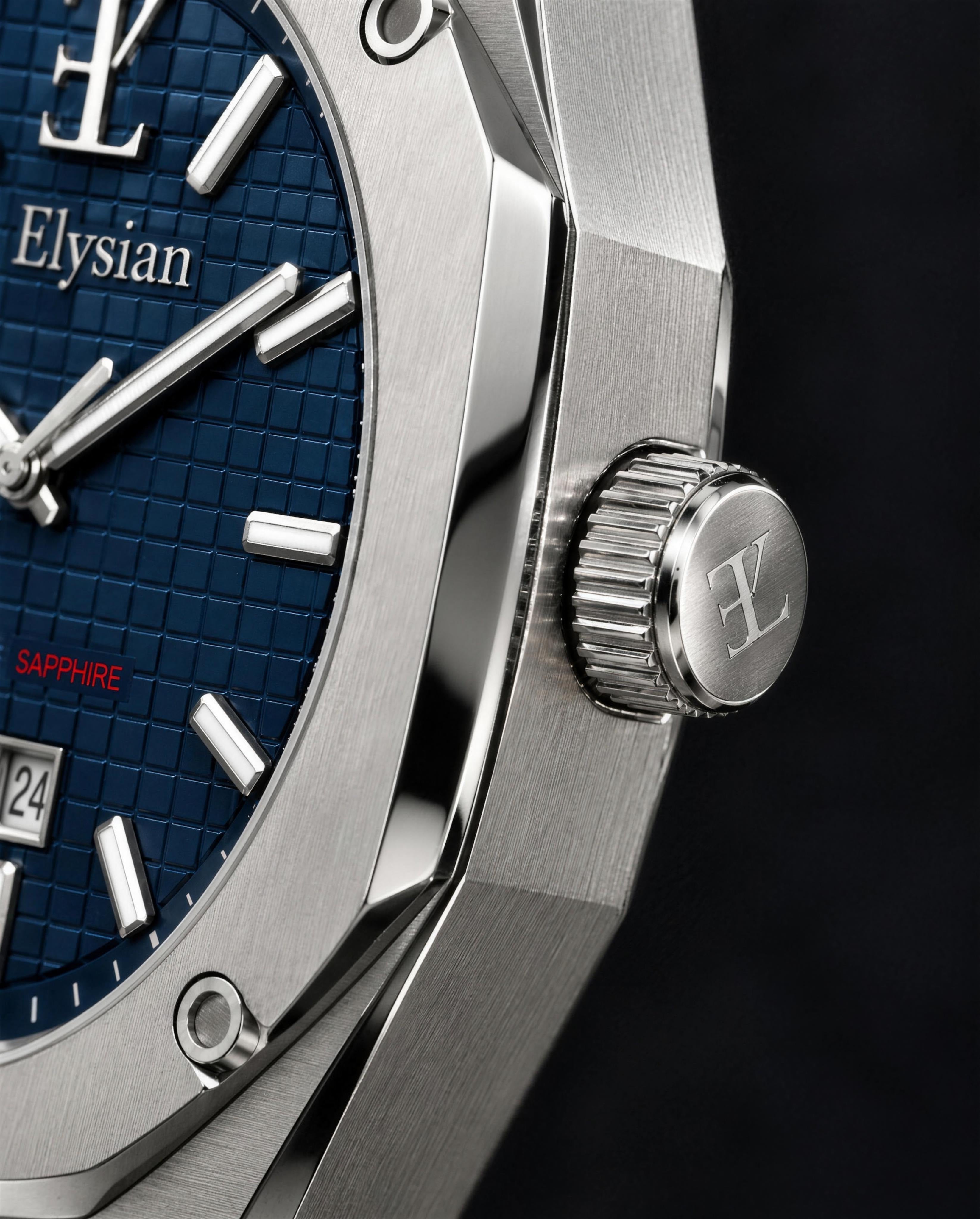 Elysian Octa Blue - Silver Link, detail van de kroon met EL-gravering