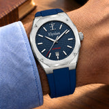 Elysian Octa Blue - Navy Rubber, om de pols met lichtblauw hemd