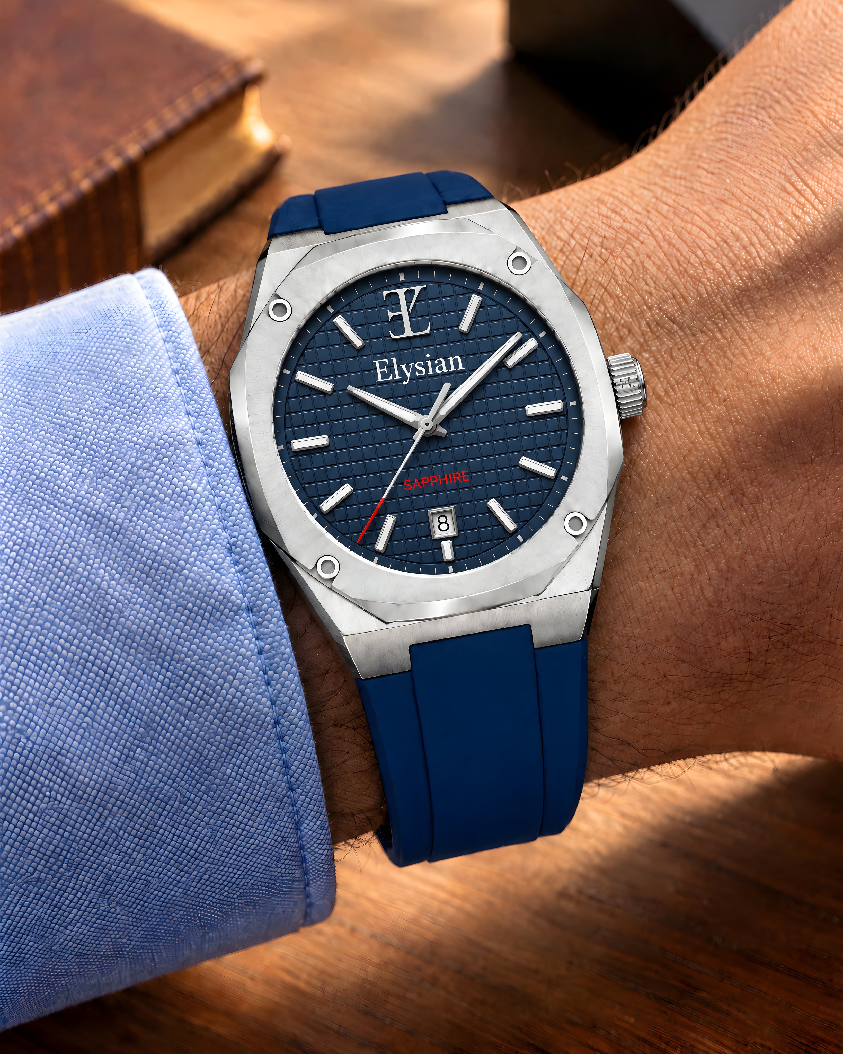 Elysian Octa Blue - Navy Rubber, om de pols met lichtblauw hemd
