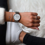 elysian-dames-horloge-geschenkset-zilveren-mesh-wit-plaat-mesh-band-ELYGS00120-hand_1
